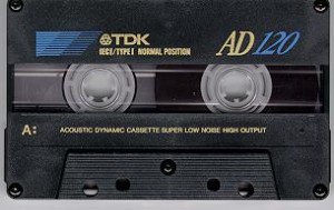 Detta är en c-kassett. Fråga mamma eller pappa hur den användes.